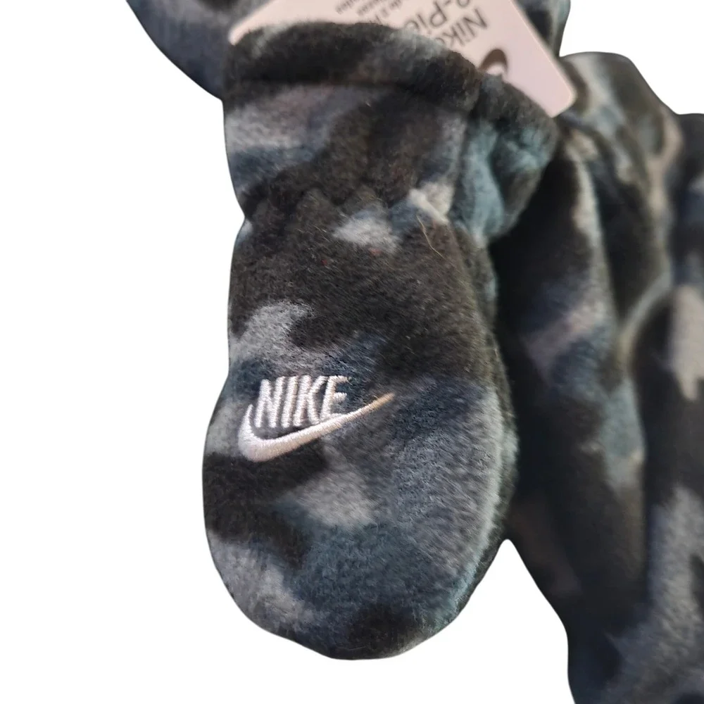 NWT Nike Infant Hat and Mittens Set Camo Fleece Kidcore Winter Beanie‎ Outdoors